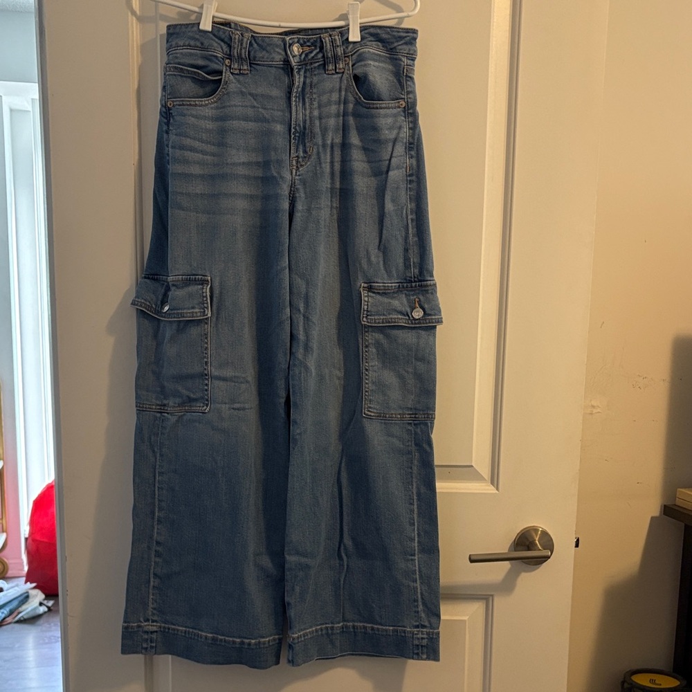 American Eagle Wide-Leg Denim Cargo Pants
Size 6 Short